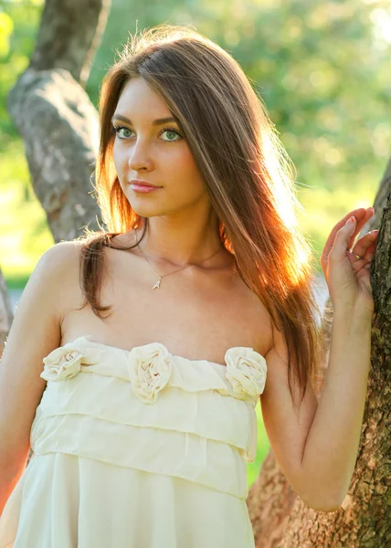 Портрет красивой молодой женщины, отдыхающей в осеннем парке — стоковое фото