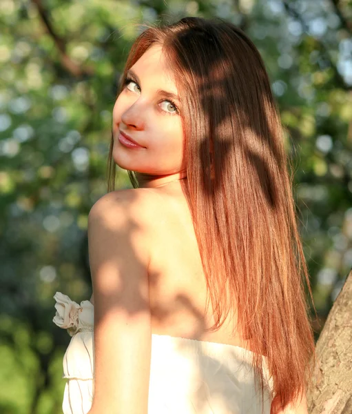 Портрет красивой молодой женщины, отдыхающей в осеннем парке — стоковое фото