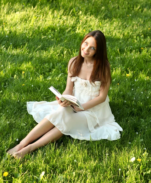 Portrait de attrayant jeune fille lecture livre dans beau soleil — Photo