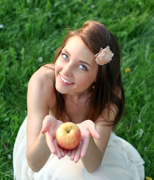Bela jovem com uma maçã — Fotografia de Stock