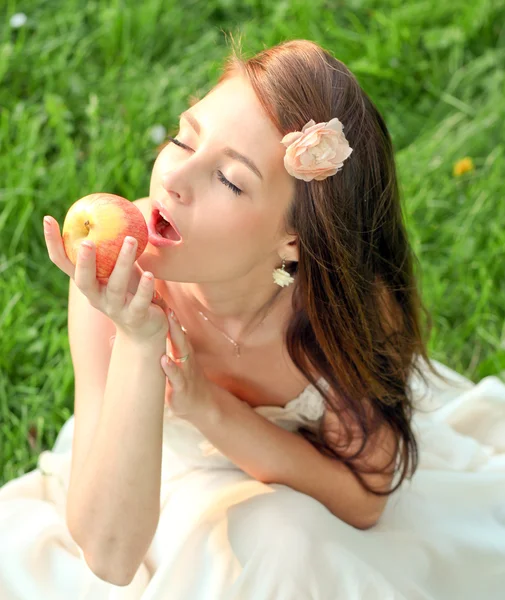 Krásná mladá dívka s jablkem — Stock fotografie