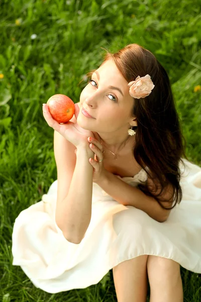 여름 공원 즐기는에 사과 함께 갈색 머리 소녀 — 스톡 사진