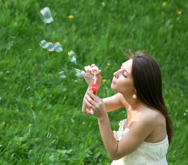 石鹸の泡で魅力的な若い女の子 — ストック写真