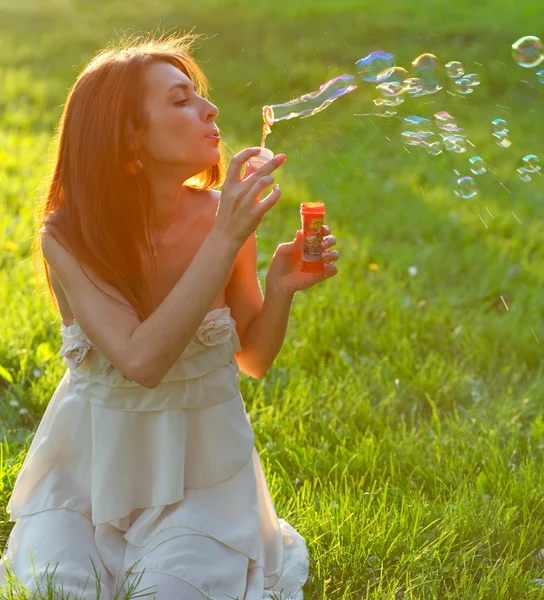 Atraktivní mladá dívka s mýdlovými bublinami — Stock fotografie
