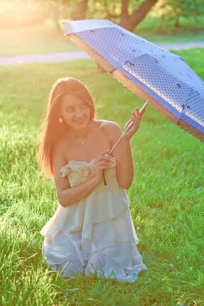 白い傘と若い美しい女性 — ストック写真