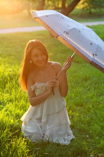 A jovem mulher bonita com guarda-chuva branco — Fotografia de Stock