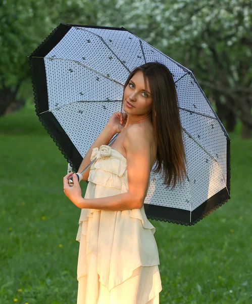 Die junge schöne Frau mit dem weißen Regenschirm — Stockfoto