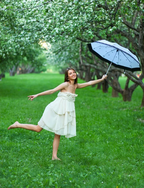 Mladá krásná žena s bílým deštníkem — Stock fotografie
