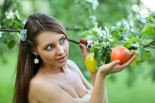 Belle jeune fille avec une pomme — Photo