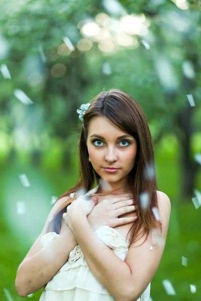Pretty girl in spring rural park — Stock Photo, Image