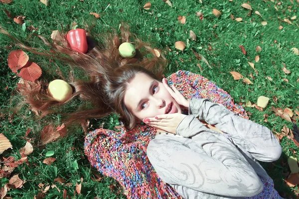 Vreemd meisje liegen met groenten in verbazing — Stockfoto