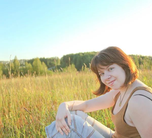 저녁 햇살에 매우 아름 다운 젊은 여자의 초상화 — 스톡 사진