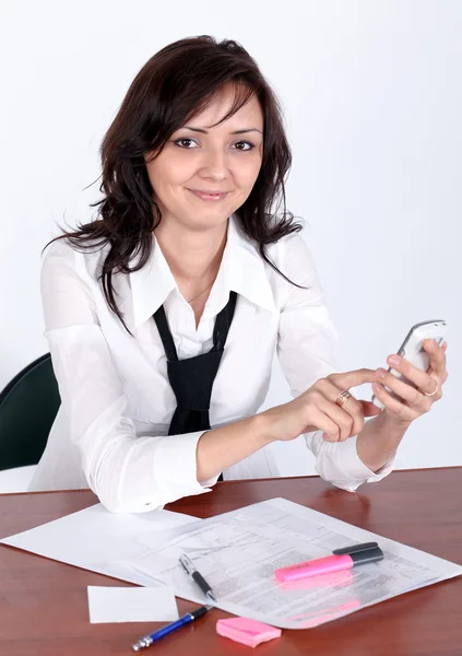 Портрет привлекательной деловой женщины, трогающей мобильный телефон — стоковое фото
