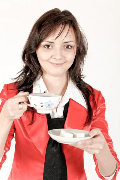 Güzel esmer Bayan canlandırıcı kahve içme — Stok fotoğraf