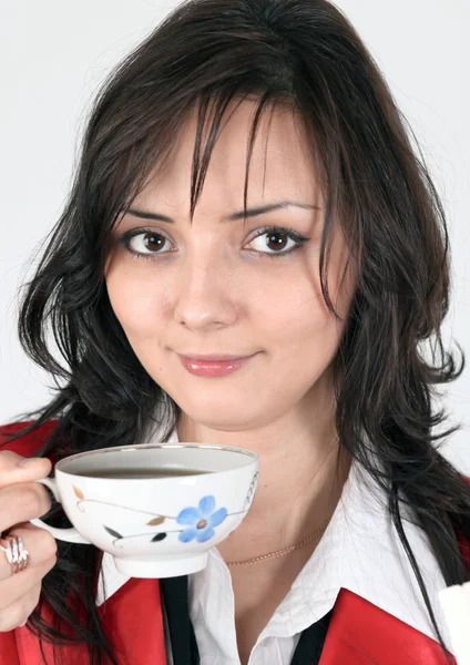 Прекрасная брюнетка пьет кофе. — стоковое фото