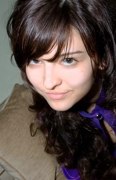 Brunett kvinna med silkeslent hår leende — Stockfoto