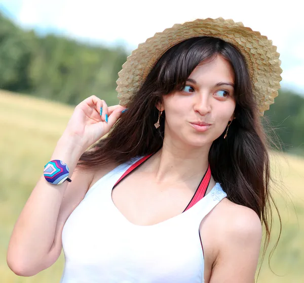Mooie jonge vrouw in witte kleren en prachtige hoed in zomer groene — Stockfoto