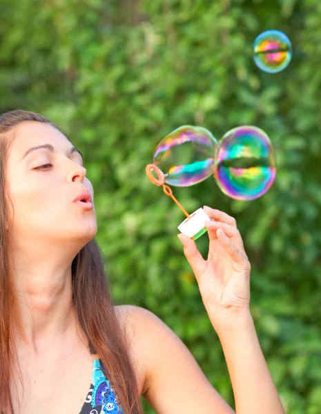 Bella donna gonfiando bolle di sapone — Foto Stock