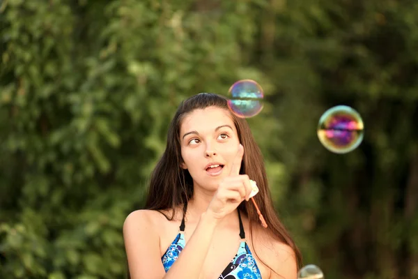 充气肥皂泡沫的漂亮女人 — 图库照片