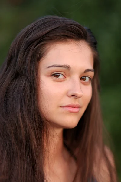 Портрет красивої молодої дівчини ввечері сонячне світло — стокове фото