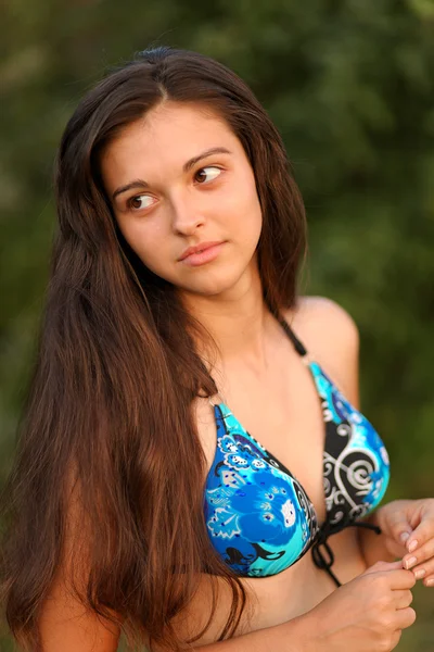 Porträtt av vacker ung kvinna på sommaren — Stockfoto