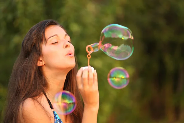 Vacker kvinna blåsa såpbubblor — Stockfoto