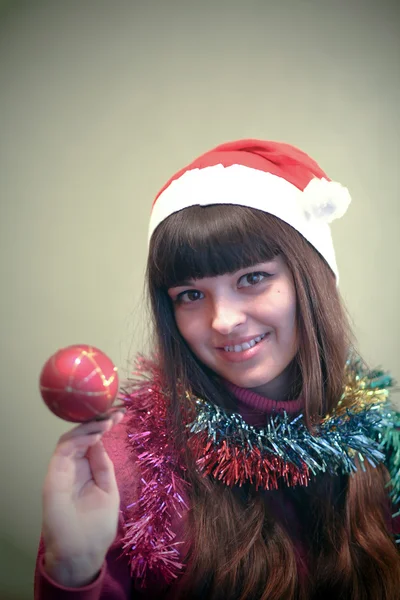 Красивая брюнетка с рождественским балом — стоковое фото