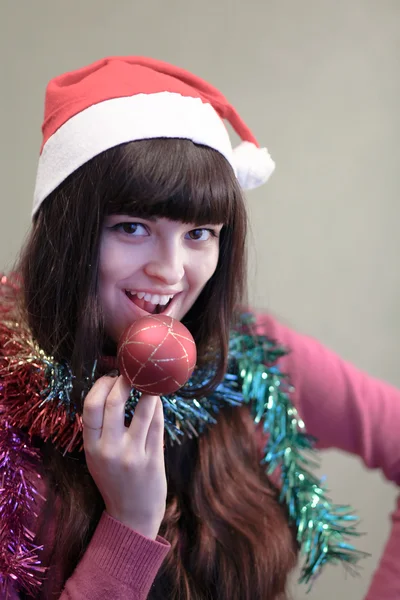 クリスマス ボールと美しいブルネットの女性 — ストック写真