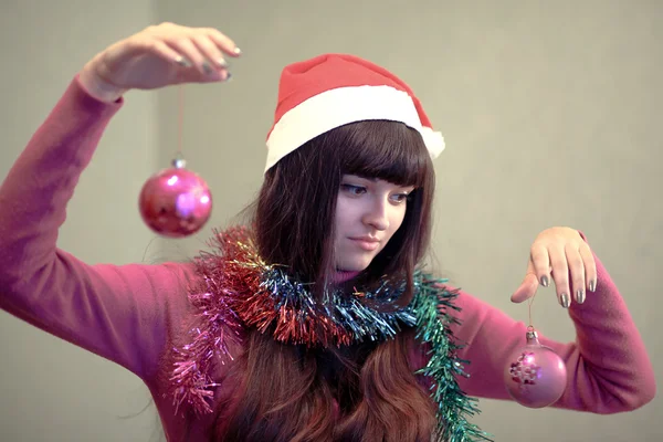 아름 다운 갈색 머리 여자 크리스마스 공 — 스톡 사진
