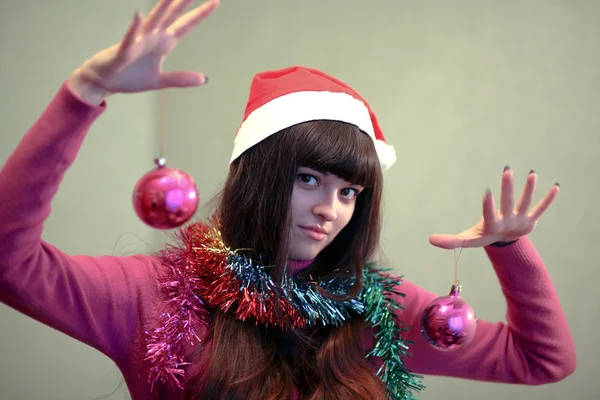 美丽的黑发女人与圣诞球 — 图库照片