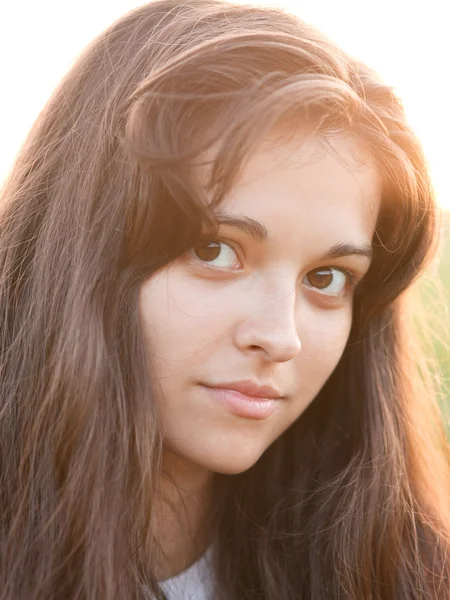Πορτρέτο του αρκετά όμορφη νεαρή κοπέλα βράδυ κάτω από τον ήλιο — Φωτογραφία Αρχείου