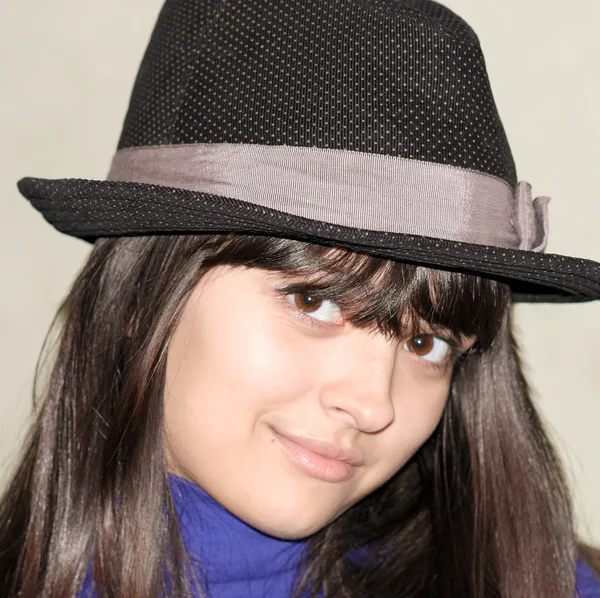Portrét krásná brunetka s černým kloboukem v nočním klubu — Stock fotografie