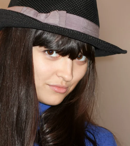 Menina sexy legal com belo chapéu olhando — Fotografia de Stock
