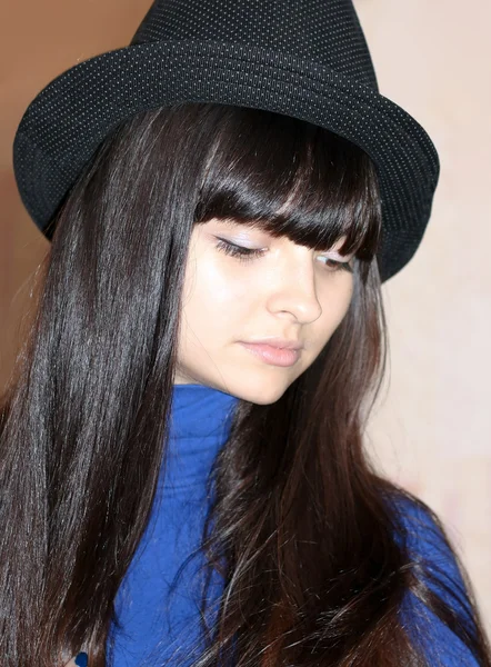 Гламурная девушка с красивыми каштановыми волосами — стоковое фото
