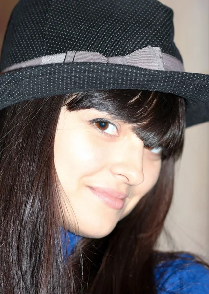 Porträtt av vackra brunett tjej med svart hatt i nattklubben — Stockfoto