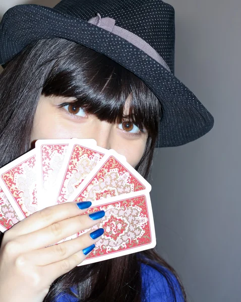かわいいカード バッチと物思いにきれいな女性 — ストック写真