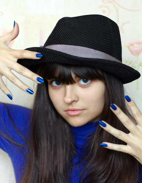 Snygg elegant kvinnlig frisör med vackra blå ögon — Stockfoto