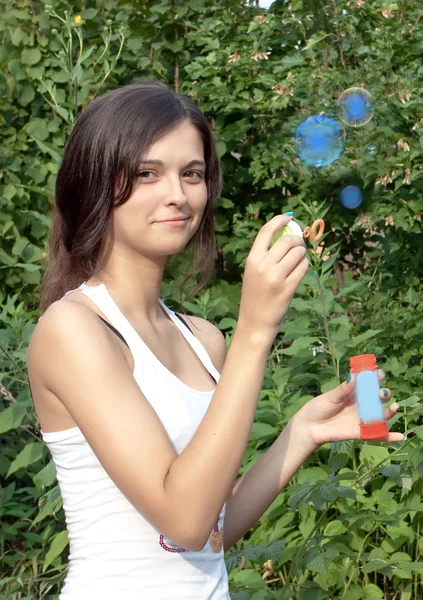 Attraente ragazza soffiando bolle di sapone — Foto Stock