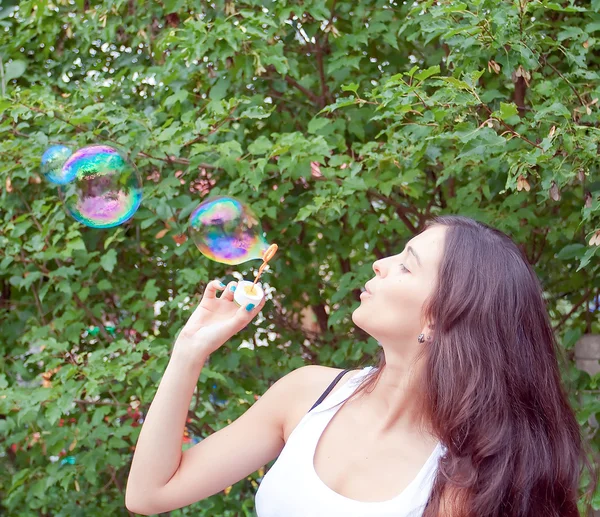 Attraktiva flicka blåser såpbubblor — Stockfoto