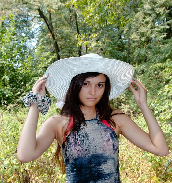 Menina morena bonito no chapéu branco ao ar livre — Fotografia de Stock