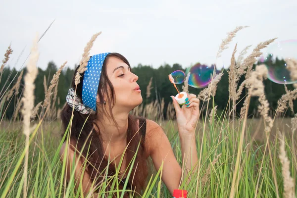 Attraktiv ung flicka med såpbubblor — Stockfoto