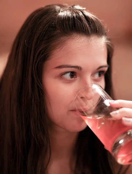 Joven hermosa mujer bebiendo jugo de naranja cóctel — Foto de Stock