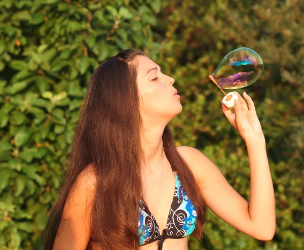シャボン玉を膨らませるきれいな女性 — ストック写真