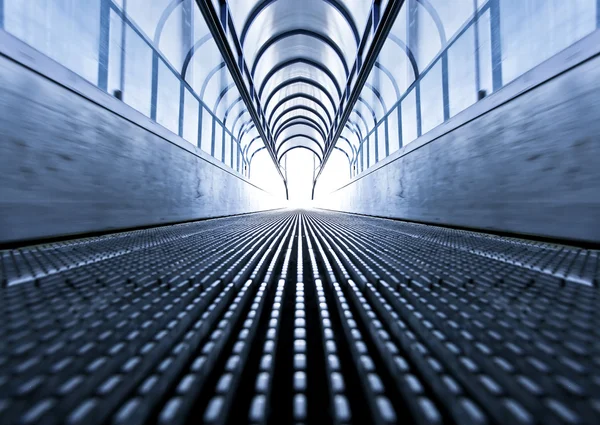 Symmetriska rulltrappa inne modern flygplats — Stockfoto