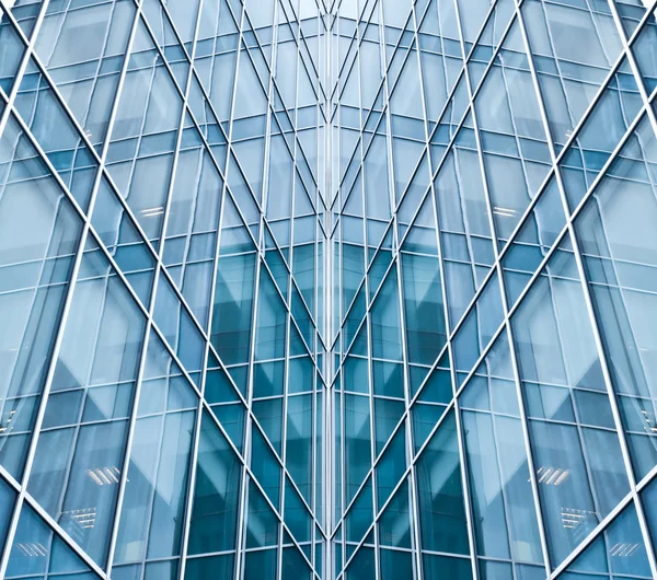 Светло-голубая стеклянная текстура прозрачных небоскребов — стоковое фото