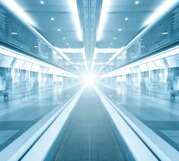 当代机场里面的未来派自动扶梯 — 图库照片