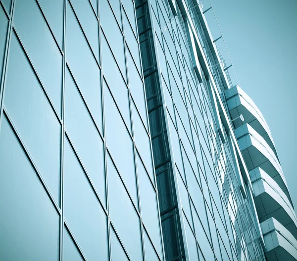 Dunkel strukturierte Scheibe des zeitgenössischen architektonischen Glasgebäudes skysc — Stockfoto