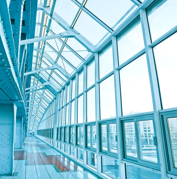 Перспективный вид на коридор из голубого стекла — стоковое фото