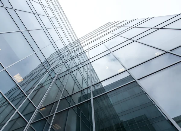 Vista inferior al edificio de gran altura de vidrio de acero —  Fotos de Stock