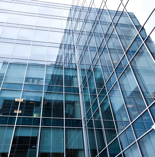 Blått minskande strukturen på nya glasvägg — Stockfoto